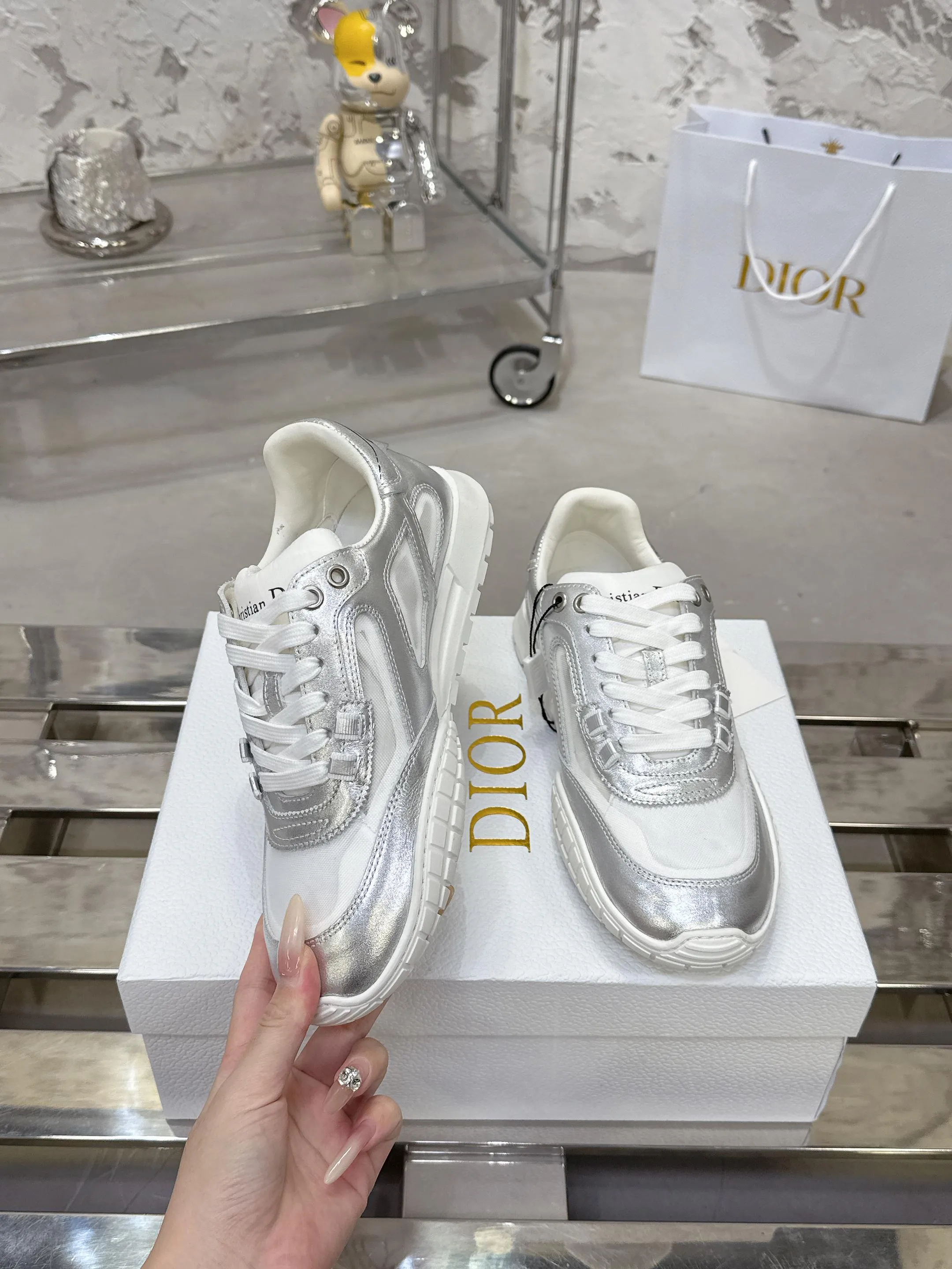 Factory price 640💰 Top version! ! ! Dior Tech sneakers Dior Tech is newly launched, with exquisite color matching and autumn and winter atmosphere. This Dior Tech sneaker is a new product in the 2026 early spring ready-to-wear series. It is equipped with fashionable details and highlights the retro aesthetics. Made of calfskin and suede calfskin upper with transparent mesh side panels and ChristianDior Paris signature on the heel and tongue. A textured, tonal Dior signature sole adds couture style. Upper material: Textile, cowhide split leather, cowhide leather with Christian Dior Paris logo on the heel and tongue Textured Dior logo rubber sole embellished with Christian Dior's lucky star symbol! Size 35-46 (40 for women, 41 for men, 38.45.46, custom made and non-refundable)